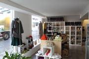 Ein Blick in den Laden von The Swiss Label an der Spitalgasse 8. Hier ist neu auch das Sortiment von Kolorit erhältlich. (Bild: Miguel Lo Bartolo - 12. September 2019)