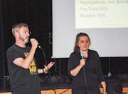 Rapper Greis und die Moderatorin Erika Weibel von «respect copyright!» (Bild: Julia Engel)