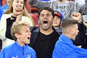 Wenige Minuten nach seinem Platzverweis kann Uli Forte auf der Tribüne über den Sieg seiner Mannschaft jubeln. (Bild: Keystone)