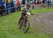 Trotz Regen und Schlamm kämpft der Nachwuchs der IG Radsport Uri, wie hier Livio Gerig, hervorragend. (Bild: PD)