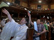 Das Publikum wirft Papierflugzeuge: Die Gala zur Verleihung der Ig-Nobelpreisen in Cambridge war gewohnt klamaukig-schrill. (Bild: KEYSTONE/AP/ELISE AMENDOLA)