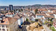 Verdichtetes Bauen in einem traditionellen Wohnquartier: An der Ecke Flurhof- und Kleinbergstrasse entsteht ein Mehrfamilienhaus mit einem Dutzend Wohnungen. (Bild: Urs Bucher - 17. April 2019)