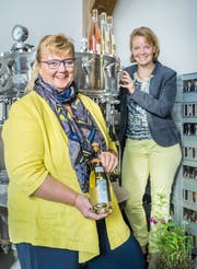 Patricia Dähler (links) hat als Kind aus Gras Tee gemacht - und erfolgreich verkauft. (Bild: Andrea Stalder)
