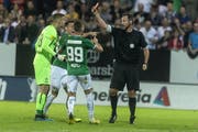 Schiedsrichter Nikolaj Haenni zeigt St.Gallens Torhüter Jonathan Klinsmann die Rote Karte. (Foto: KEYSTONE/Melanie Duchene)