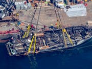 Die Überreste des von einem Brand zerstörten Ausflugsschiffs «Conception» wurden vor der Küste Kaliforniens geborgen. (Bild: KEYSTONE/AP Los Angeles Times/BRIAN VAN DER BRUG)