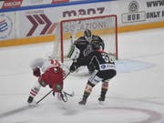 Luganos Torhüter Sandro Zurkirchen und Verteidiger Romain Loeffel unter Druck gegen Lausannes Neuzuzug Josh Jooris (Bild: KEYSTONE/Ti-Press/ALESSANDRO CRINARI)
