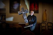 Mit dem Kuss aufs Kreuz (oder den Koran) enden die Blutrachezeremonien, die Erzbischof Angelo Massafra an Feiertagen durchführt – im besten Fall. (Bild: Rolf Neeser)
