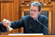 Ratspräsident Jean-Rene Fournier (CVP-VS) läutet die Sitzung ein, an der Sommersession der Eidgenössischen Räte (Bild: KEYSTONE/Alessandro della Valle, Bern, 3. Juni 2019)