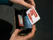 Weil zu wenige Personen zu Lebzeiten einer Organspende zugestimmt haben, sterben in der Schweiz jedes Jahr Dutzende Menschen. Der Bundesrat will die Situation mit einem neuen System entschärfen. (Bild: KEYSTONE/CHRISTIAN BEUTLER)
