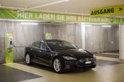 Die Zahl der E-Tankstellen - also der Möglichkeit, sein Elektro-Auto aufzuladen - hat in den vergangenen Jahren auch in der Stadt St.Gallen langsam aber stetig zugenommen. (Bild: Urs Bucher - City-Parking Bahnhof St.Gallen, 2. September 2016)