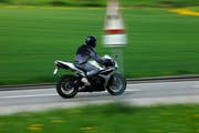 Wer mehr als 140 km/h ausserorts fährt, muss mit einer Freiheitsstrafe von mindestens einem Jahr rechnen.