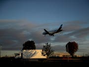Klimaschützer sind am Flughafen Heathrow in London mit dem Versuch gescheitert, mit Drohnen den Betrieb zu stören. (AP Photo/Matt Dunham) (Bild: KEYSTONE/AP/MATT DUNHAM)
