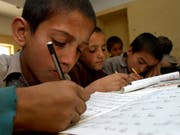 Die Unesco fordert verstärkte Anstrengungen, um weltweit allen Kindern einen Schulbesuch zu ermöglichen. (Bild: KEYSTONE/AP/RAFIQ MAQBOOL)