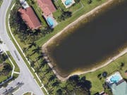 Ein ehemaliger Bewohner eines Wohnquartiers in Florida entdeckte das in einem kleinen See versunkene Auto auf dem Computerprogramm Google Earth. (Bild: Google Earth)