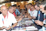 Bei einem Selbstversuch mit dem Smartphone erleben die Anwesenden, wie rasch ihre Daten gesammelt werden. (Bilder: Adi Lippuner)