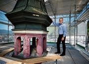 Alfred Meier, Bauverwalter der katholischen Kirche Unterägeri, zeigt die Turmspitze.(Bild: Stefan Kaiser, Unterägeri, 11. September 2019)