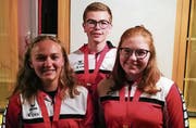 Von links: Hammerwurf-Medaillen gab es für Kathrin Budmiger (Gold), Lars Wolfisberg (Silber) und Alina Wolfisberg (Gold). Bild: André Kiser