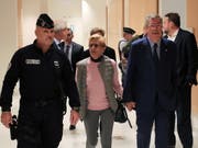 Der konservative Politiker Patrick Balkany und seine Frau Isabelle Balkany treffen zur Urteilsverkündung im Gericht ein. (Bild: KEYSTONE/EPA/CHRISTOPHE PETIT TESSON)