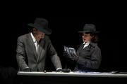 Trenchcoat, Handschuh, Hut: Als spielten sie in einem Kino-Klassiker (Oliver Losehand als Armin Stummer, Anja Tobler als Ermittlerin Göttinger). (Bild: Iko Freese)