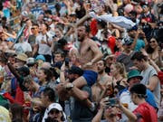 Die Sportfans in Hongkong wären sehr begeisterungsfähig. Hier zeigen sie es an einem Rugbyturnier (Bild: KEYSTONE/AP/KIN CHEUNG)