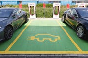 Bis 2050 sollen in der Stadt St.Gallen 90 Prozent der Autos elektrisch betrieben werden. Bis es soweit ist, muss aber noch ein weiter Weg zurückgelegt werden. (Bild: Gaetan Bally/KEY - Dietlikon, 17. August 2016)