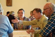 Ein emotionales Thema: Paul Gähwiler-Wick (2. v. r.) diskutiert über die Aussenwahrnehmung der Kirche. Bild: Tobias Söldi