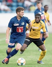 Simon Grether (links) behauptet den Ball gegen YBs Roger Assalé. (Bild: Pius Amrein, Luzern, 1. September 2019)