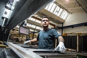 Seit vergangenem Sommer bei Schinder: Ari Saleh in der Werkstatt am Unternehmenssitz in Ebikon. (Bild: Dominik Wunderli, 5. September 2019)