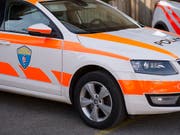 Ein fahrunfähiger Automobilist rammte in der Region Delsberg ausgerechnet ein Polizeiauto. (Bild: KEYSTONE/STEFAN MEYER)