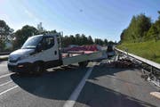 Der Lieferwagen war leer, der Anhänger dafür mit Gerüstteilen um über 450 Kilo überladen. Bei einem Bremsmanöver geriet die Fahrzeugkombination ins Schlingern und leerte schliesslich aus.