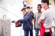 Berufsmesse Thurgau 2017 in Amriswil: Schüler probieren verschiedene Berufe aus. (Bild: Mareycke Frehner)