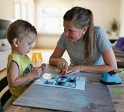 Heilpädagogin Christin Murer während der Therapie (Bild: PD)