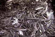 Ausgestanzte Klingen in den Produktionshallen von Victorinox. (Bild: Nadia Schärli, Ibach, 12. Mai 2016)