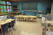 Das Café ist ein einem Schulzimmer eingerichtet, die Wandtafel ist bewusst erhalten geblieben. (Bild: Sabine Camedda)