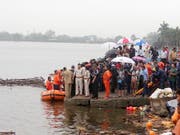 Bei einer religiösen Zeremonie in Indien sind mindestens zwölf Menschen ums Leben gekommen. EPA/SANJEEV GUPTA (Bild: KEYSTONE/EPA/SANJEEV GUPTA)
