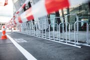 Noch sind vor dem Bahnhofsgebäude die Veloparkplätze, die bald per Smartphone reserviert und gemietet werden können, abgesperrt. (Bild: Manuela Jans-Koch, Luzern 13. September 2019)