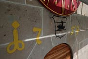 Unter einem der Zifferblätter ist die Zahl 1754 aufgemalt. Sie könnte sich auf den Bau des Glockengeschosses beziehen. (Bild: Stefan Kaiser, Unterägeri, 11. September 2019)