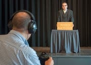 Thomas Götz und Kameramann Daniel Felix bei den Dreharbeiten für «Ergötzliches». (Bild: Sabrina Bächi)