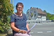 Ursula Klaus, Gemeindepräsident von Affeltrangen, mit einem Fragebogen. (Bild: Mario Testa, 5. Juni 2019)