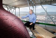 Die Zink-Schindeln am Zwiebelturm sind schätzungsweise etwa hundertjährig. (Bild: Stefan Kaiser, Unterägeri, 11. September 2019)