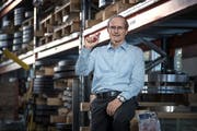 Carl Elsener in der Stanzerei, wo die Klingen für die roten Taschenmesser aus riesigen Stahlrollen ausgestanzt werden. (Bild: Pius Amrein, Ibach, 27. August 2019)