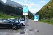 Die neuen Verkehrstafeln weisen den Autofahrern in Wasserauen den Weg zu den zentralen Parkuhren. (Bild: Mea McGhee)