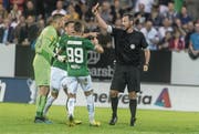St.Gallens Torhüter Jonathan Klinsmann (links) wird nach einem Notbremsefoul von Schiedsrichter Nikolaj Hänni des Feldes verwiesen. (Bild: Melanie Duchene/Keystone)