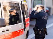 Polizisten entdeckten eine Frau tot in ihrer Wohnung in Zürich. (Bild: KEYSTONE/NICK SOLAND)