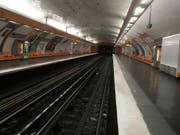 Ein Streik hat einen Grossteil der Pariser Metro lahmgelegt. (AP Photo/Bertrand Combaldieu) (Bild: KEYSTONE/AP/BERTRAND COMBALDIEU)