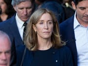 US-Schauspielerin Felicitiy Huffman beim Verlassen des Gerichts nach ihrer Verurteilung im Hochschul-Bestechungsskandal. (Bild: KEYSTONE/EPA/CJ GUNTHER)