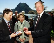 Geschenk für den US-Präsidenten: Carl Elsener übergibt dem inzwischen verstorbenen George H. W. Bush ein Victorinox-Taschenmesser. (Bild: Karl Mathis/Keystone (Lugano, 5. April 2001))