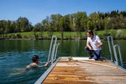 Ein Badegast spricht mit Bademeister Patrick Widmer in der Rotsee-Badi. (Bild: Philipp Schmidli, Ebikon, 19. April 2018)