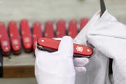 Ein Angestellter poliert und prüft die Funktionen eines Victorinox-Taschenmessers. (Gaetan Bally/Keystone, 10. Juli 2018)