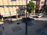 Die Polizei ist am Freitagmorgen vor der Coop-City-Filiale in Wil im Einsatz. (Bild: Gianni Amstutz